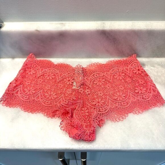 NWT Victoria's Secret Body By Victoria Mid Rise Crochet Lace Shortie Coral Small - Picture 1 of 3